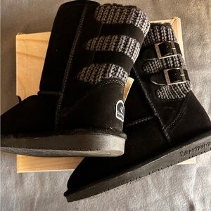 size: 4
never worn
comes with tags and box